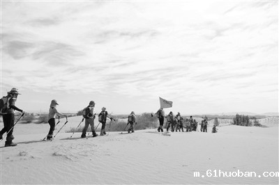 清澜山学校学生在研学旅行途中穿越沙漠.jpg 清澜山学校学生在研学旅行途中穿越沙漠.jpg